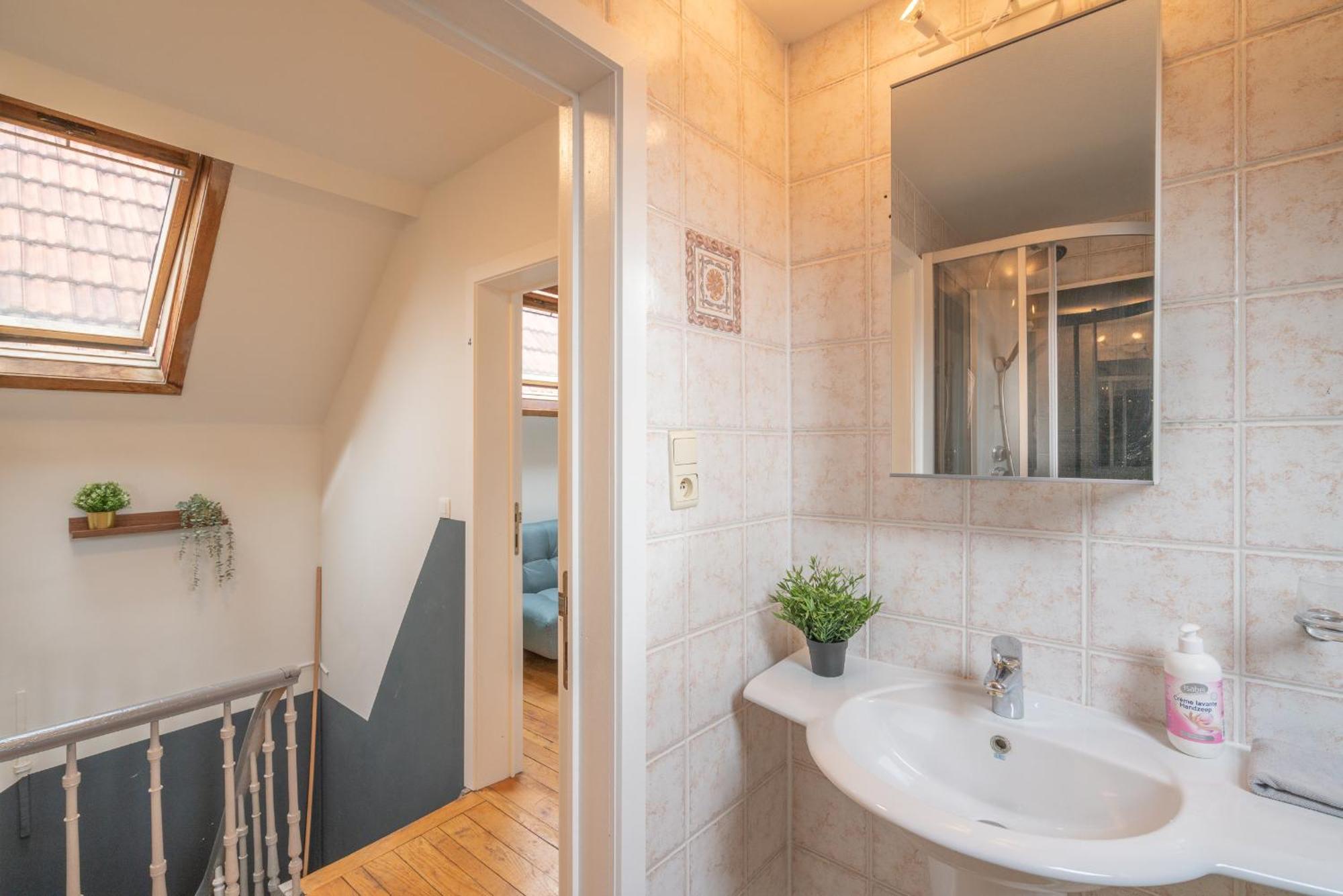 Large Authentic Apartment *